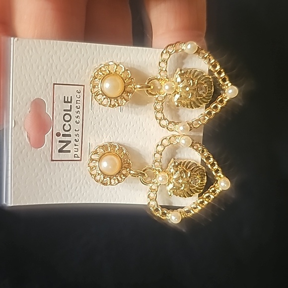 Nicole goldtone and pearl bead earings - Picture 3 of 4